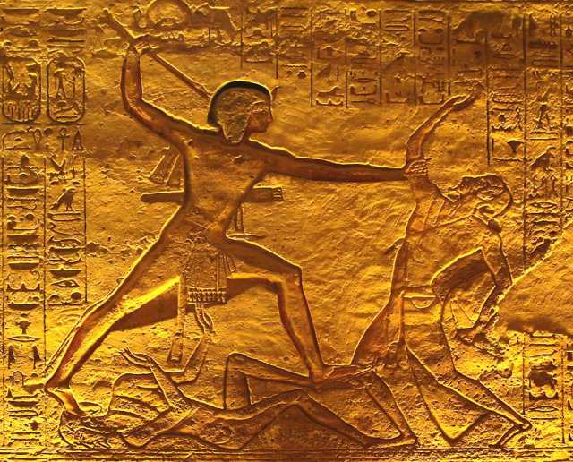 Rames IV í þann veginn að stinga persneskan óvin á hol, dansandi á líki annars. Mynd á Musterinu mikla í el-Karnak.
